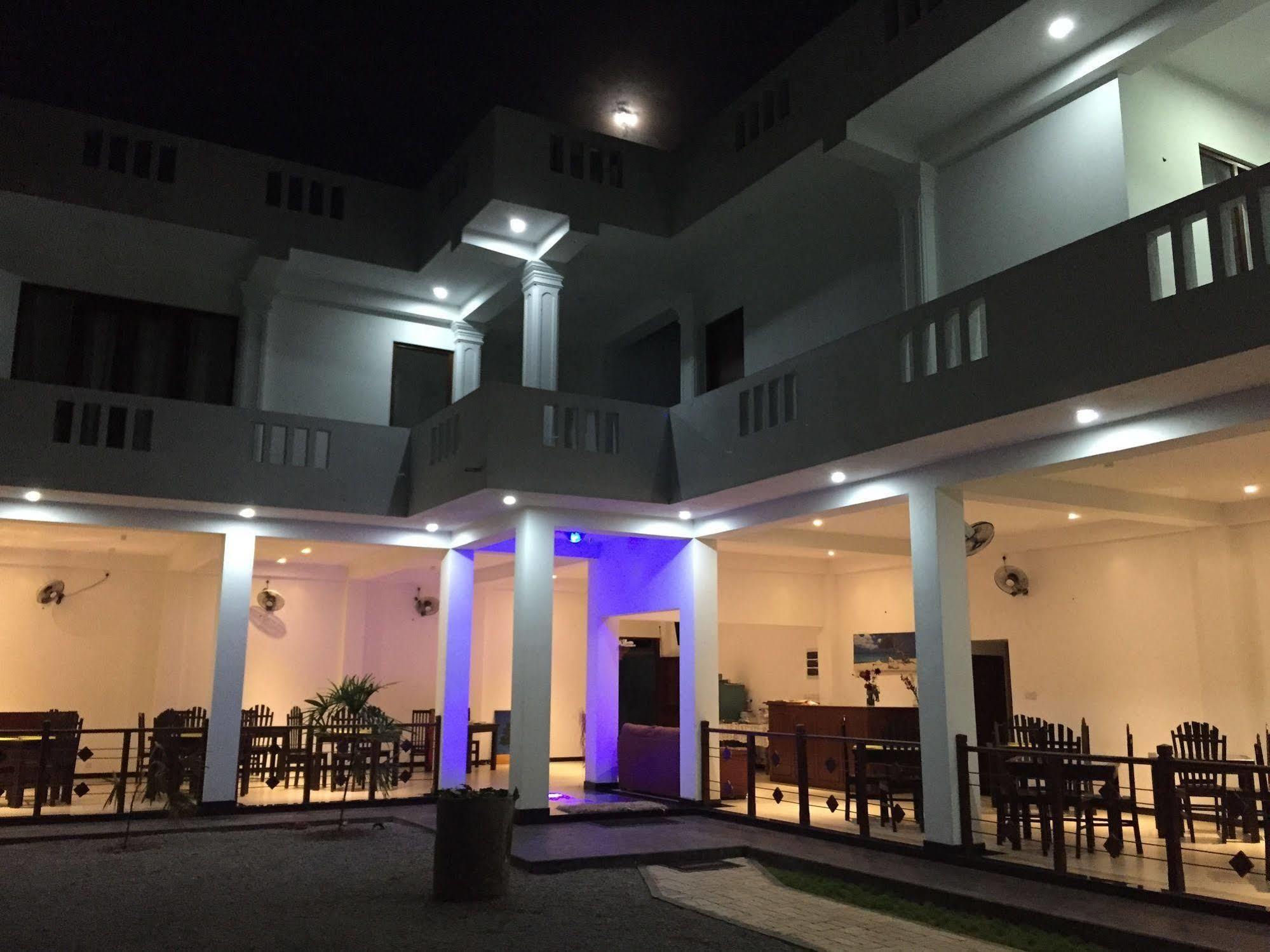 Aurora Hotel 히카두와 외부 사진